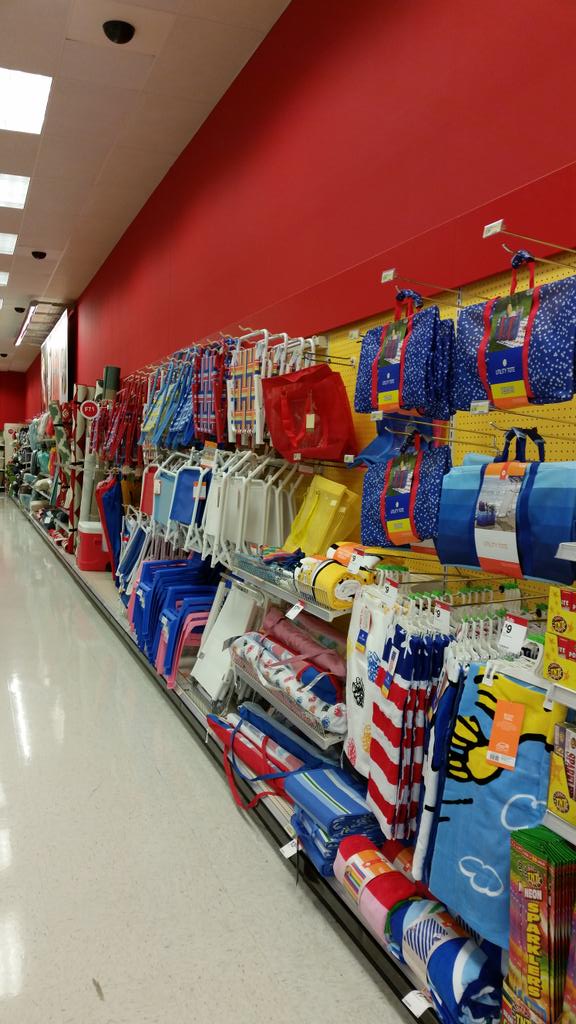 tfarmer216's tweet photo. Filling the floor so our guest can enjoy the outdoors! #GoPeanuts #EmptyBackroom #SummerFun @EckelsJd @rickd0055 http://t.co/DIe1jxoyJ7