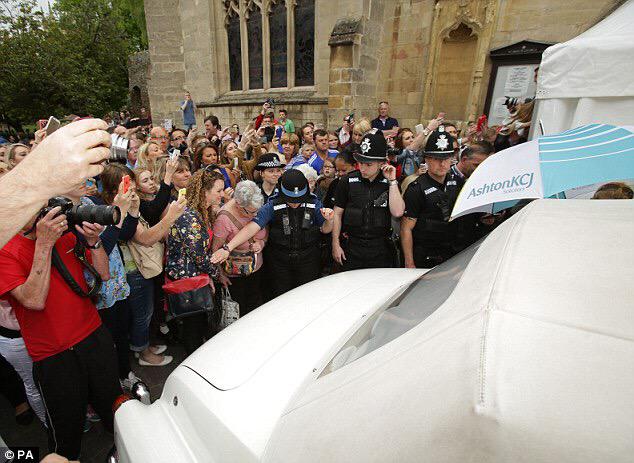 towieoriginals's tweet image. What a load of shit 😂😂 nothing to do with the hundreds of people outside then just @LaurenGoodger #makingshitup 😂😂😂