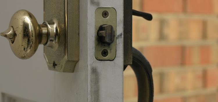 SolonSecurity's tweet photo. A burglary happens every 40 seconds in the UK. #staysecure with tips from @CrimestoppersUK  http://t.co/4jM02Og18u http://t.co/fCA7buEvL2