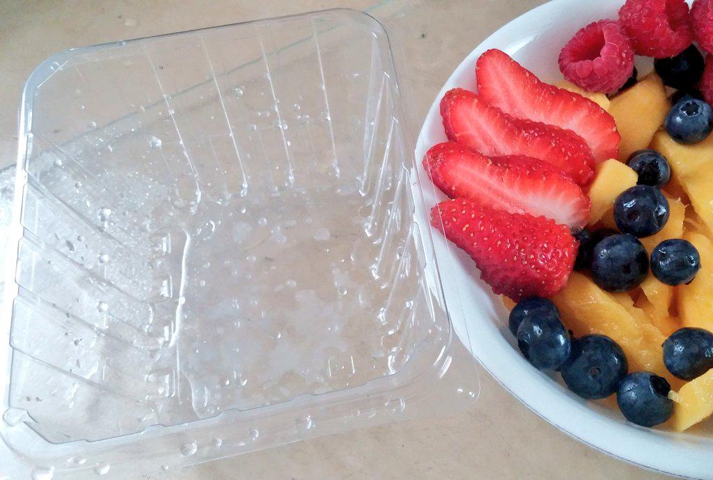 RawJuiceBarNovi's tweet photo. Use your empty plastic produce cartons for a fun #weekend #garden project. They make perfect starter pots.👍 #RAWtip http://t.co/nkqx7M3pBv