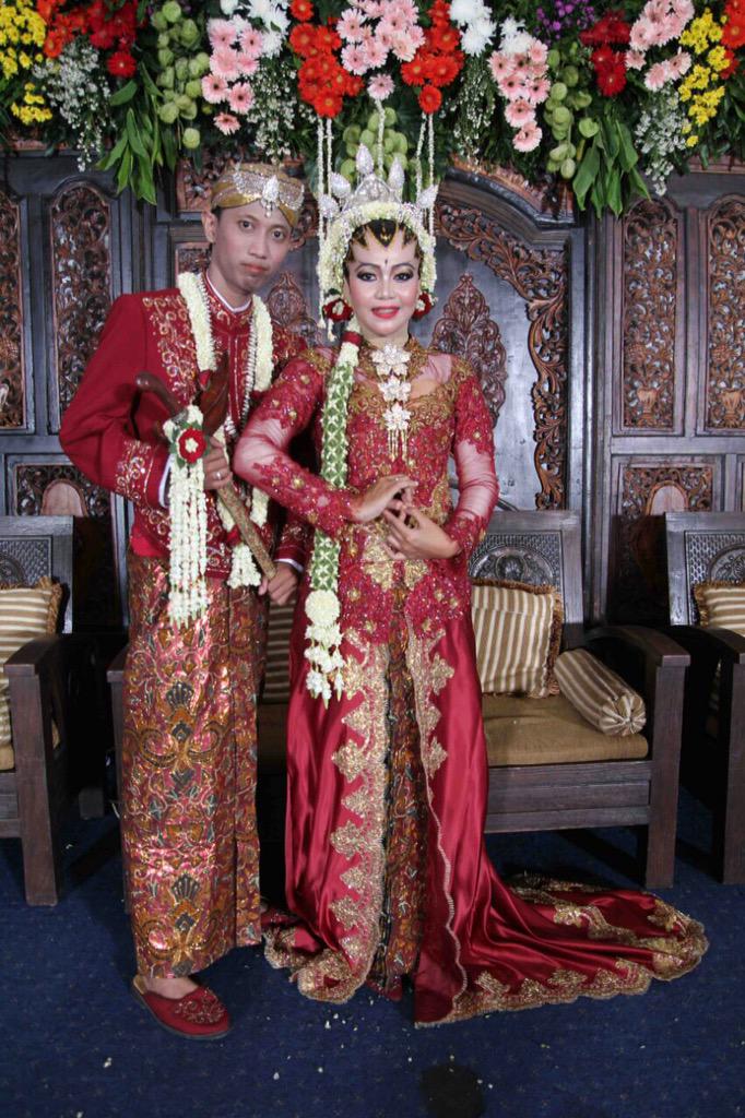 Alhamdulilah sudah satu bulan pernikahan dan ini foto resepsi ke2 @DoliTriyanto <a href="/TweetNikah/">@TweetNikah</a>