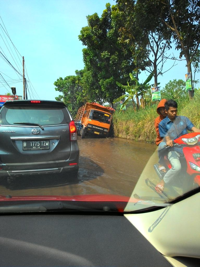 atthiie's tweet photo. @PemkotaBogor tolong dong pemkot Bogor perbaiki jalanan di bojong gede yg rusak parah &amp; banjir akibat air dari sungai http://t.co/YMusMAF46v