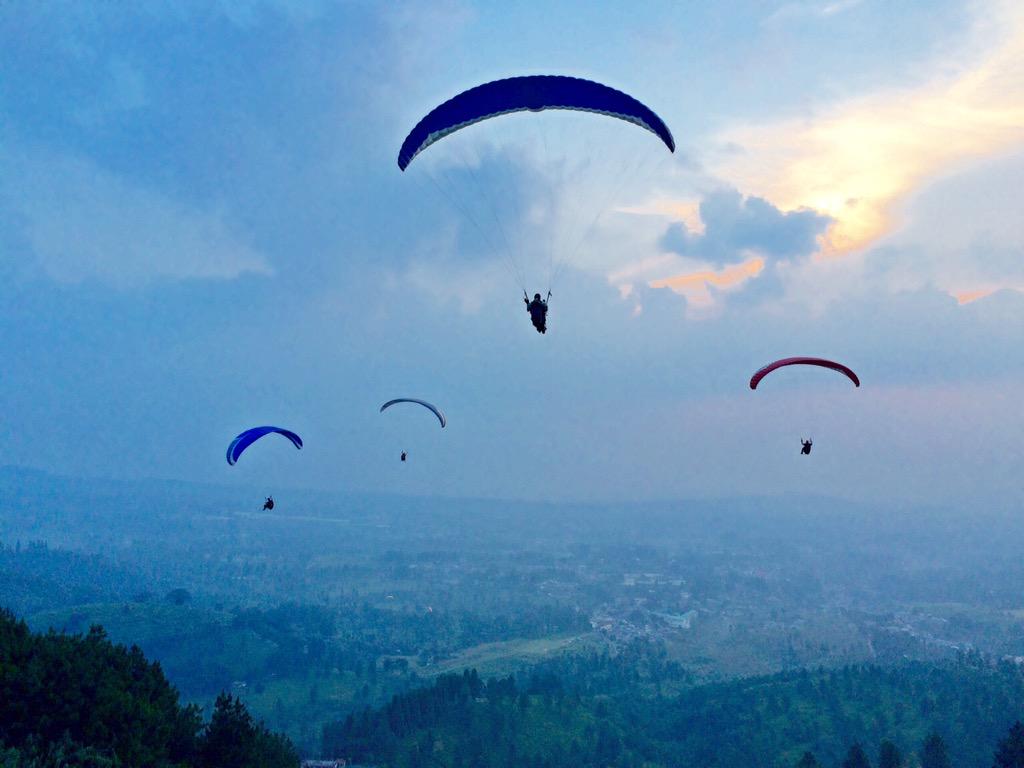 echorockers's tweet photo. Melayang jauh ikuti angin kemana berhembus. #puncakparalayang http://t.co/I8wAqtBjzL