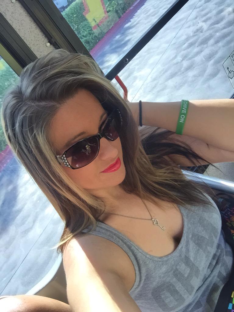MissChivette's tweet photo. Have a great day!! #chivette #KCCO #chiveon #OhMyGodBecky @theCHIVE @ChiveNation http://t.co/llHhjGxptN