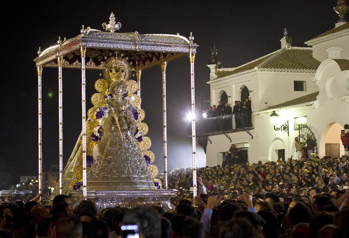 Sentirypasion's tweet photo. Felicidades a todas las que llevais el nombre de la Blanca Paloma.La Señora del Rocío un año más entre sus peregrinos http://t.co/XsfyOWZMgY