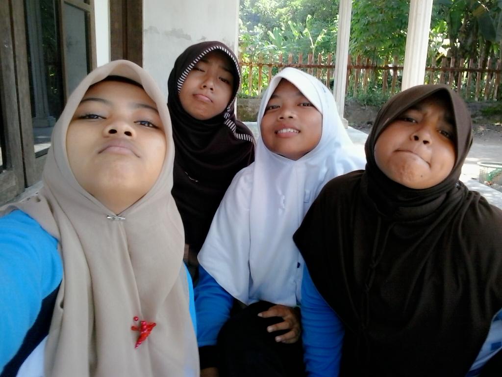 indrianadwi12's tweet photo. @firdasilfia @findasr @hilldha_f http://t.co/ENCdAHBA66