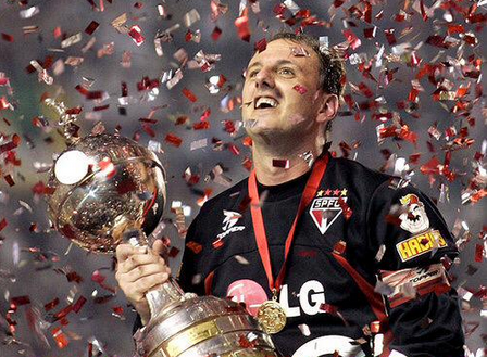 Footballtweet's tweet photo. Rogério Ceni will retire after 22 years with São Paulo. The goalkeeper has scored 127 goals in that time. Legend. http://t.co/ghDNjshYLt