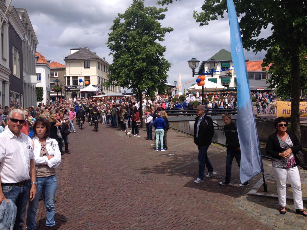 Feest in oud-beijerland: doorkomst ropa-run.
