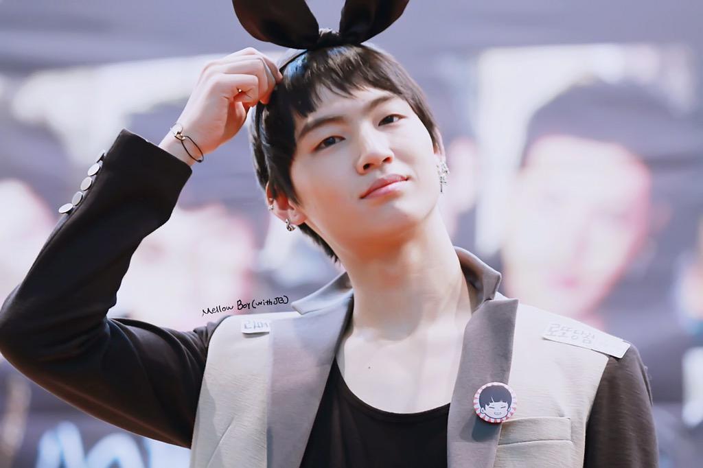 KaewRattika's tweet photo. นางเคยเป็นกาตุ่ยสีจมปูว์มาก่อนนะฮะ คิดดูน้องใส่สีดำ 😁 #3YearsOnTimeWithJJProject http://t.co/SoVTq2hcHx