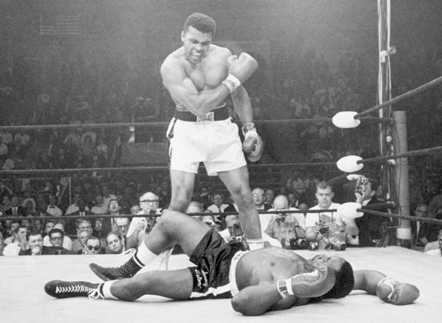 _DAGOSPIA_'s tweet photo. CINQUANT’ANNI FA FU SCATTATA LA FOTO DI MOHAMMED ALÌ CHE RINGHIA CONTRO SONNY LISTON  http://t.co/4n5kTURmcl http://t.co/aGEmmtQqjW