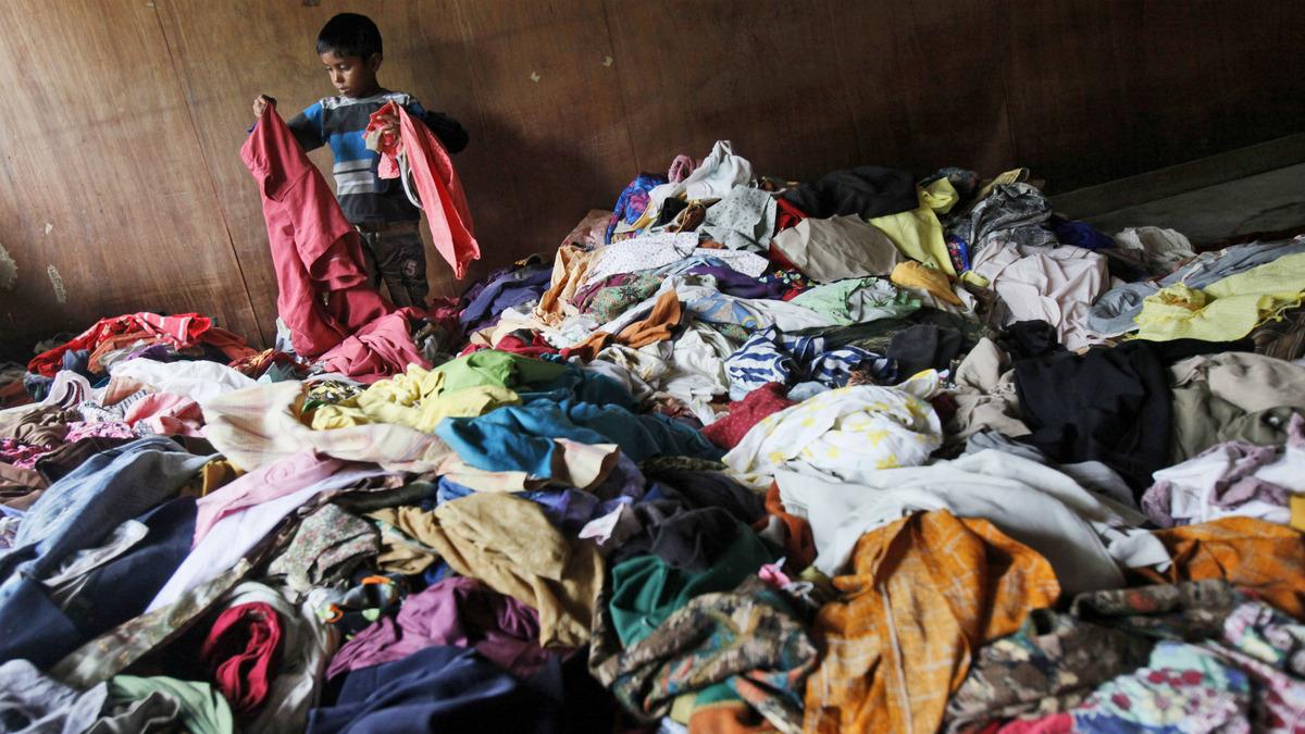 mashable's tweet image. Malaysian police finds 139 suspected graves in human traffickers' camps on.mash.to/1epMYr3