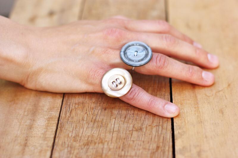 Elastic cord + buttons = Button Rings #diy #rings #button morningcreativity.com/button-rings/