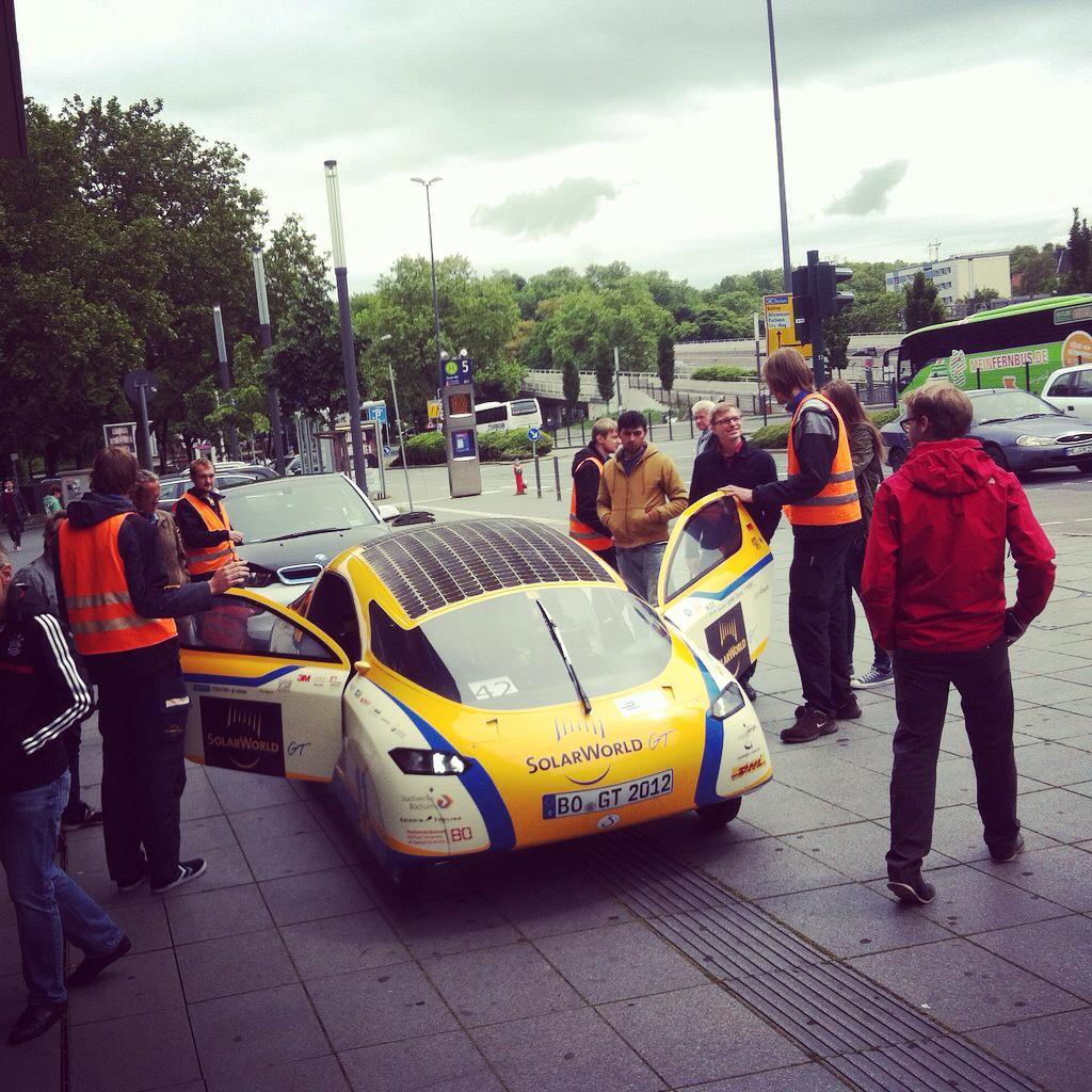 BO_SolarCar's tweet photo. Belagerung des #SolarWorldGT am Essener Hbf http://t.co/bqX61AYGYU