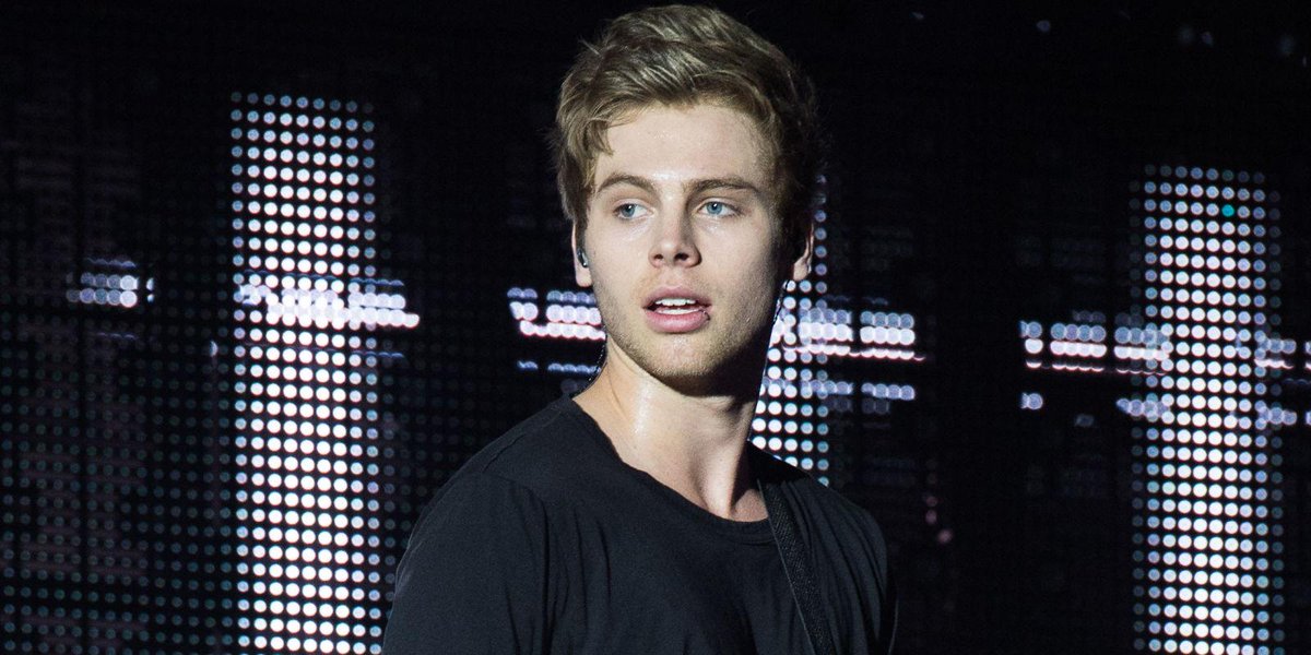 sugarscape's tweet photo. Send fluffy blankets and ice cream, 5SOS's Luke Hemmings has been diagnosed with laryngitis 😔 http://t.co/wBrVXc5HnE http://t.co/sL5SElxJ1i