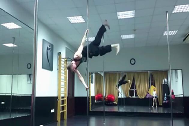 Vertele's tweet photo. VERTELE TV | El gimnasta que triunfa en la red desafiando a la gravedad http://t.co/yk2RSQtzEr http://t.co/Us0ZZc9pmF