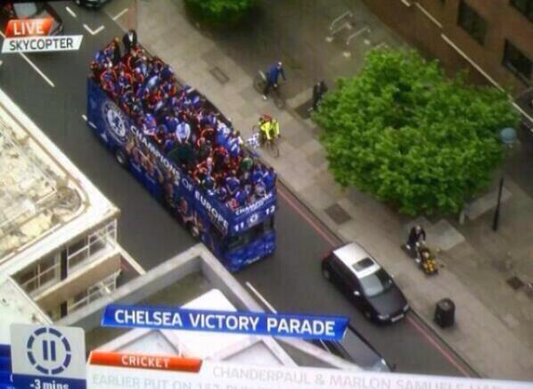ArsenalFansFR's tweet photo. Les supporters de Chelsea... Et ceux d'Arsenal 🔴⚪️ http://t.co/6G5tq9StHZ