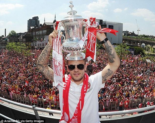 ArsenalFansFR's tweet photo. Les supporters de Chelsea... Et ceux d'Arsenal 🔴⚪️ http://t.co/6G5tq9StHZ