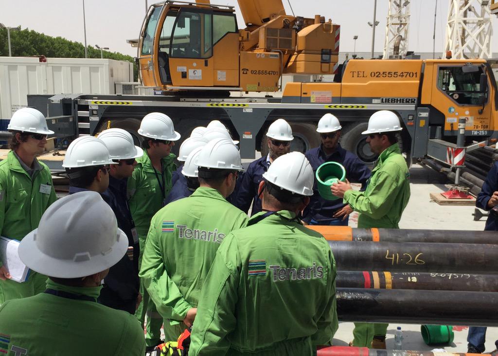 FlorPereyra's tweet photo. 50 degrees in the shade, yet we are rocking it at Abu Dhabi rig demo #dopelessUAE #tenaris http://t.co/l3YnUqkwgM
