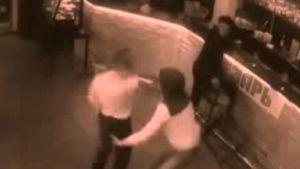 informativost5's tweet photo. EN VÍDEO: La camarera, a tortas contra un cliente acosador http://t.co/gSjmiGyj2e http://t.co/Lryd020WYC