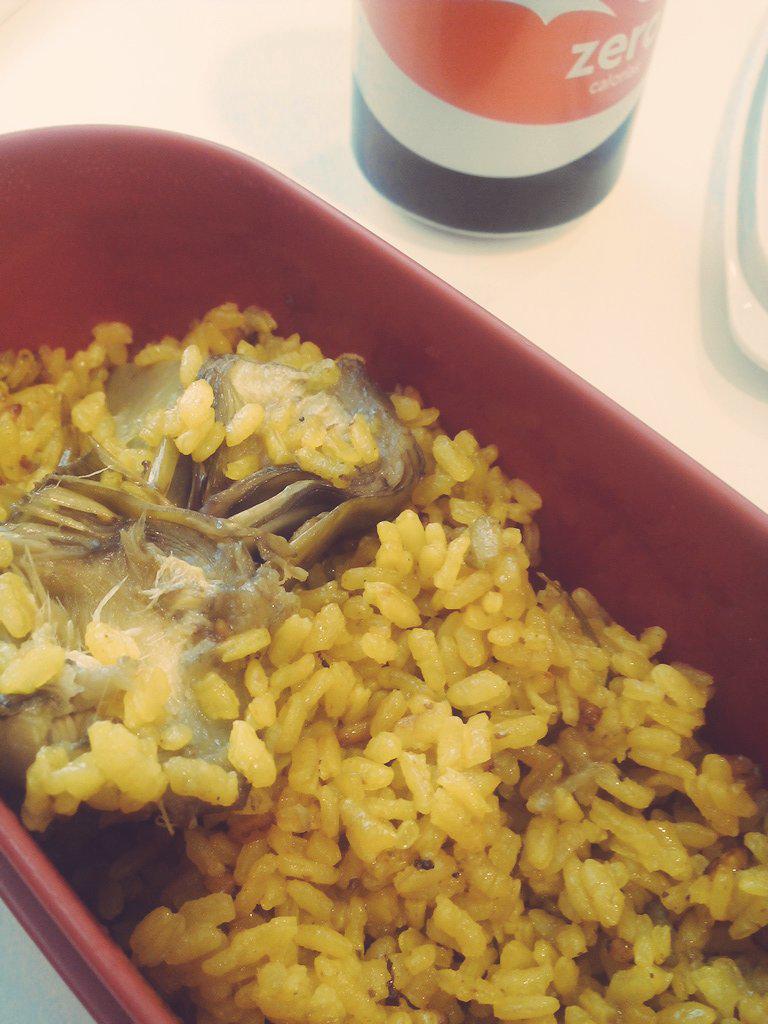 AliaDeschain's tweet photo. La comida oficial de los lunes en #Valencia, el tupper de la paella del domingo.
#Arrocet http://t.co/kPpdLlzA4u