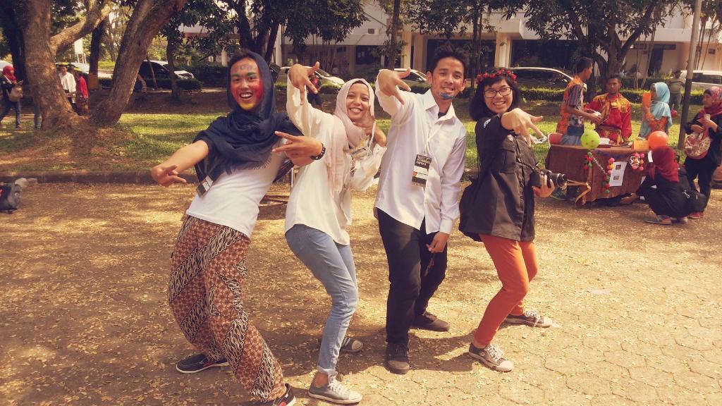 #SekilasEC Salah satu tim kece kita, SMA Negeri 16 Jakarta, sehabis jualan, foto bersama kakak pendamping #The13thEC