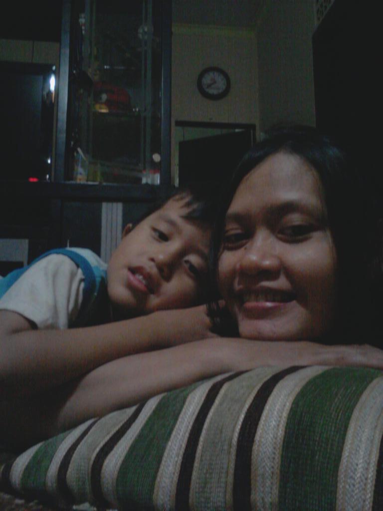ErnaNaufrel's tweet photo. bukannya belajar malah narsiz.... hehehehe http://t.co/z2Cvi5OX5b
