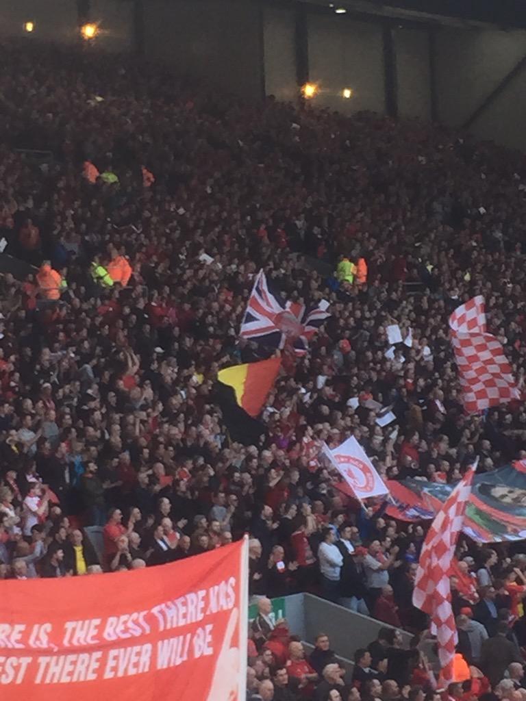 NowtyTips's tweet image. Get this shite off the kop!