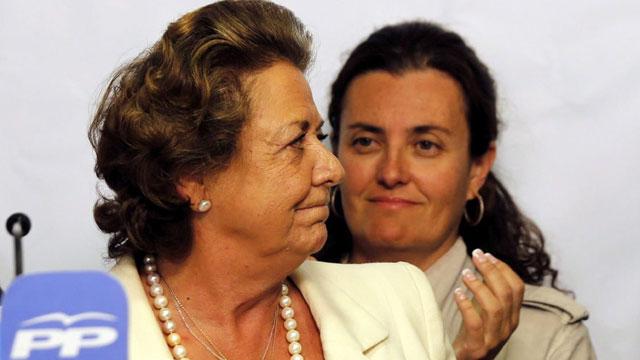 el_pais's tweet photo. Vídeo: “¡Qué hostia... qué hostia!” http://t.co/46fKH41wK8 Un micrófono abierto pilla la confesión de Rita Barberá http://t.co/H8ZoTBx8Q2