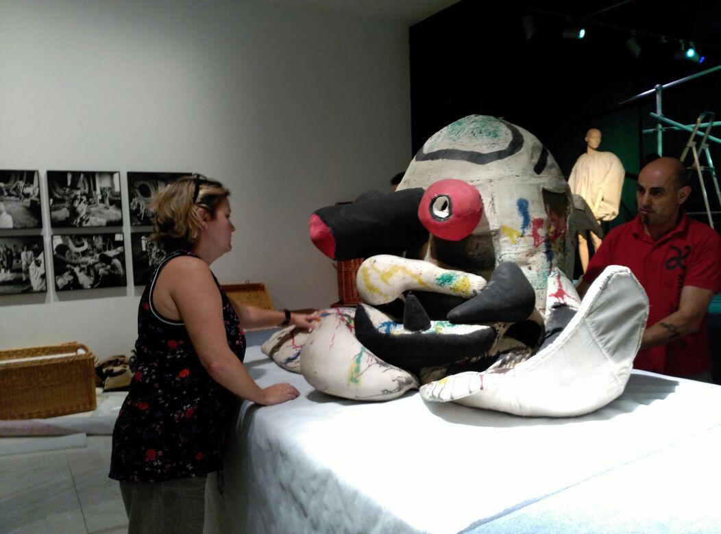MuseoMUBAG's tweet photo. ¡Día de desmontaje! Ha finalizado la expo del @MACAAlicante  #MorielMerma con piezas de la colección de @dipuAlicante http://t.co/o0CQxkgQVd