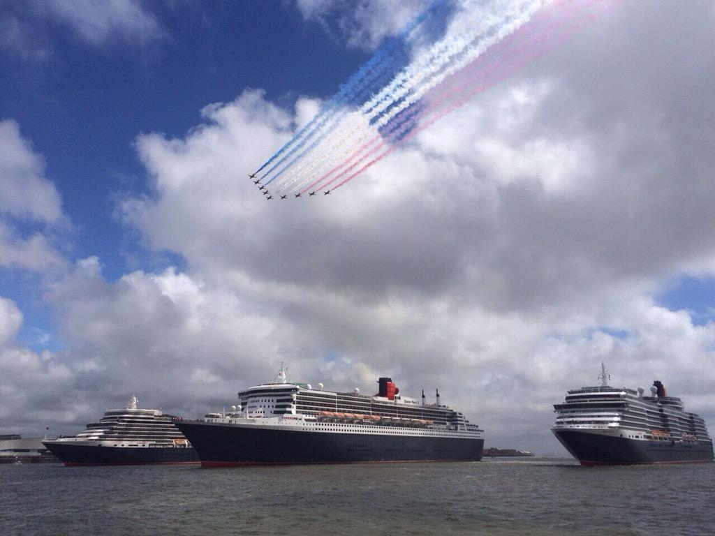 wildtruffleuk's tweet photo. #RedArrows #3Queens http://t.co/1GBu1to9Tf