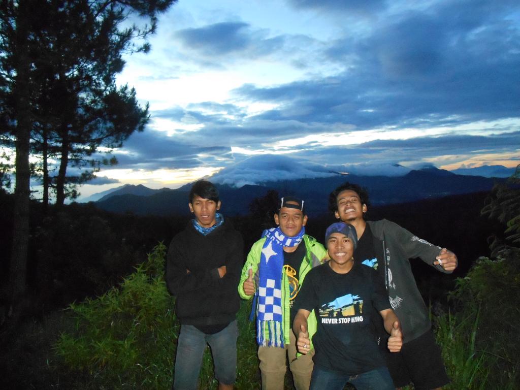 anuy_yadi's tweet photo. @RenesmeeNOS @ieusensen @Butonk29 @OSIS_SMKTG 270415 jayagiri :-) http://t.co/QXhJhist50