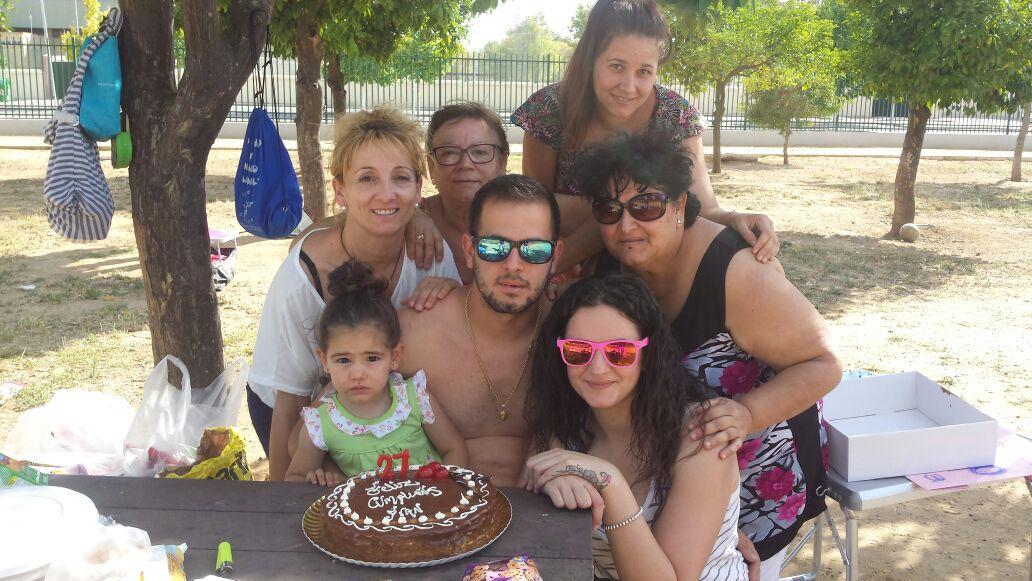 MuyDeMi's tweet photo. El cumple del hombre de mi vida. Y mis niñas preciosas, que las adoro. Os quiero muchísimo❤ http://t.co/0QtJZBXNt8