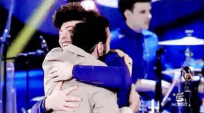 Stvash's tweet photo. #rt #RT se vorresti anche tu un abbraccio da Stash @Stash_theKOLORS @TheKolors http://t.co/ONmgZcF7bP