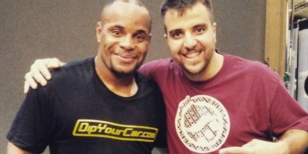 geglobo's tweet photo. Treinador celebra mata-leão que deu o cinturão dos meio-pesados a Cormier http://t.co/JVnSD2DX5L #UFC http://t.co/G9jwhJgBUQ