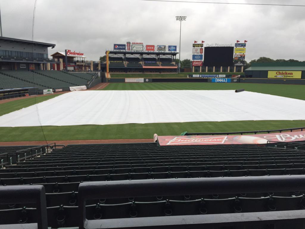 casey_lee_w's tweet photo. The only exercise I do is tarp pulls #tarpteam #rainraingoaway #dontputmedownforcardio #milbprobs http://t.co/G2fHdGLH9I