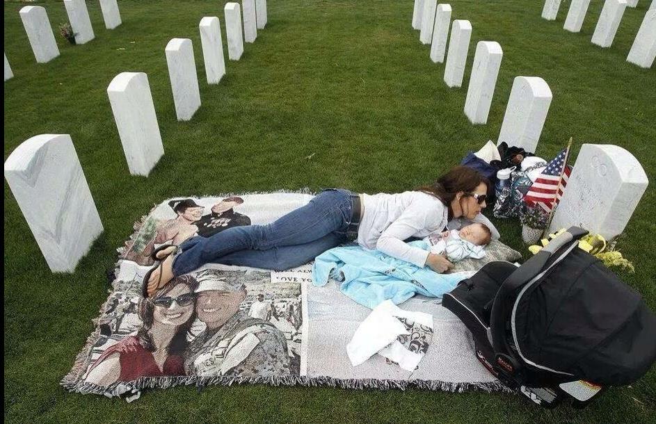 心を打つ悲しい写真 戦死した夫の墓の前で 父を知らない 抱かれない 会えない幼児と母は 異教の地 日本 二つの愛する j のために 心を打つ悲しい写真 戦死した夫の墓の前で 父を知らない 抱かれない 会えない幼児と母は 異教の地 日本 二つの愛する j のために