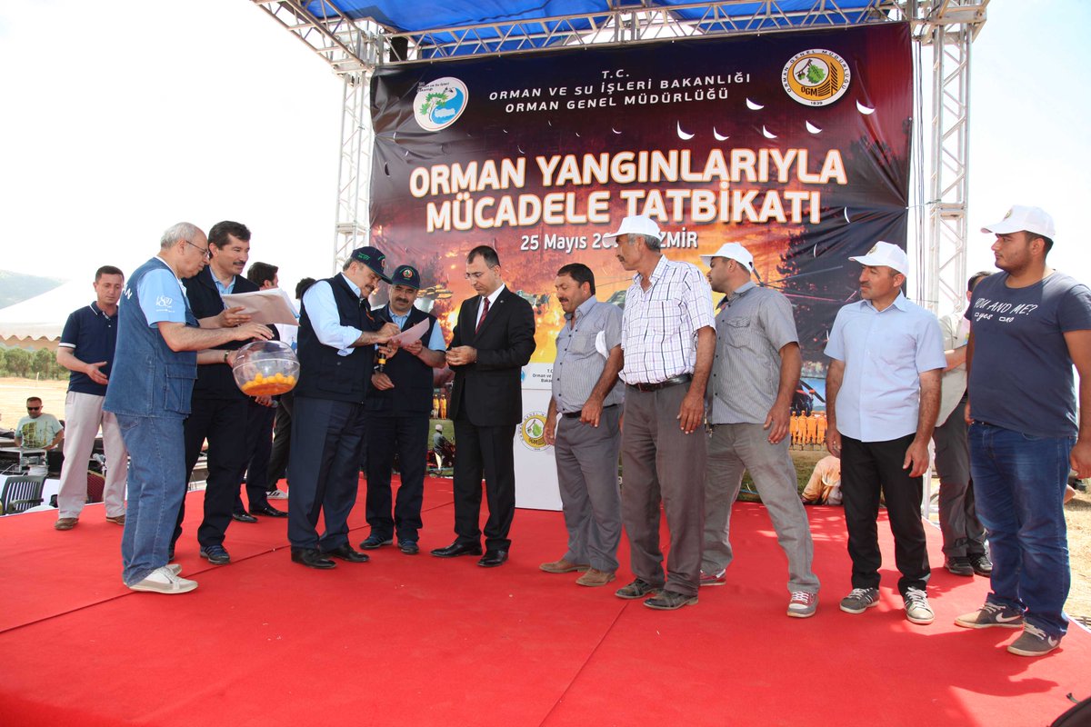 VeyselEroglu's tweet photo. Orman yangını tatbikatı sonrası orman alanı içindeki aşılı zeytin ağaçlarının kura ile dağıtımını gerçekleştirdik. http://t.co/o1NjCDLADy