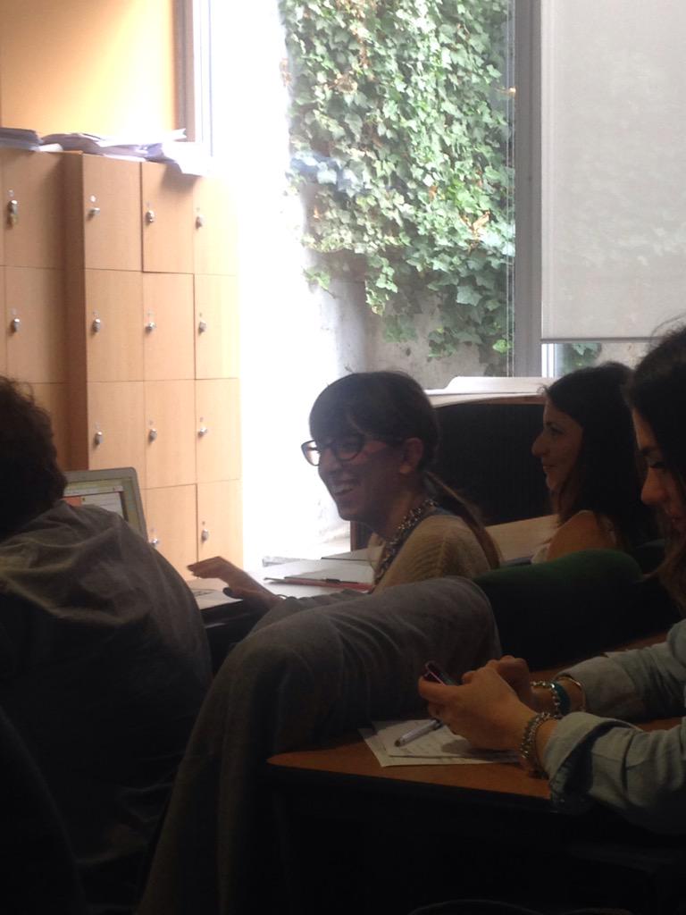 tonno_92's tweet photo. Eccola la secchiona... @codogne #SMMdayIT #50Tips @GiuseBl @FranciscoStPhil @SimoPace89 @FCervellati http://t.co/6dSbKd1r6Z