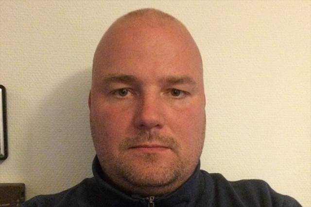 GoteborgsPosten's tweet photo. Polisen Patric Forsgren ryter till mot filmning av livlös kvinna http://t.co/NBsmhDtD3x http://t.co/gLHvXUghXG