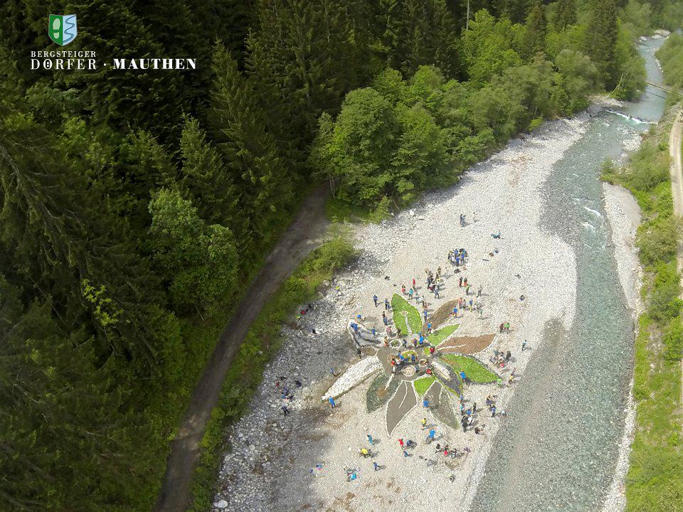 oeav's tweet photo. Weltrekordversuch im Bergsteigerdorf! @oeavjugend #edelweißisland #koemau #mauthen #jugendteamtreffen #landart http://t.co/Qfy4SuwwaK