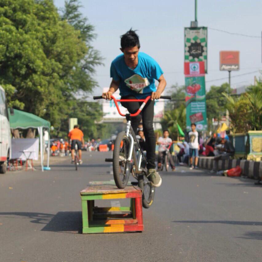 feeble grind CFD <a href="/KotaSerang/">KotaSerang.Com</a> 📷 by <a href="/Akbarpwj/">Yuk Bar</a> #ztffbmx #ztffbmxteam #bmx #bmxlife #lifestyle #cfdkotaserang #kotaserang