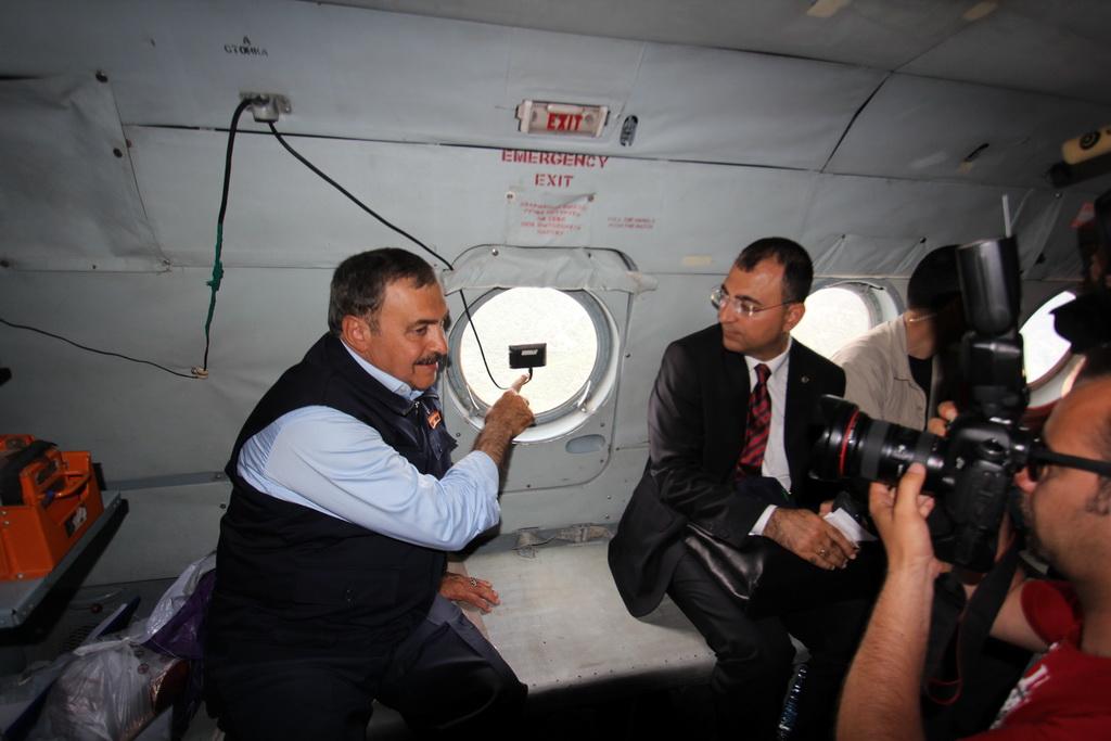 VeyselEroglu's tweet photo. İzmir'de geçmiş yıllarda orman yangınlarından zarar gören ve yeniden ağaçlandırılan alanları havadan inceledik. http://t.co/JJjRUUcJRu