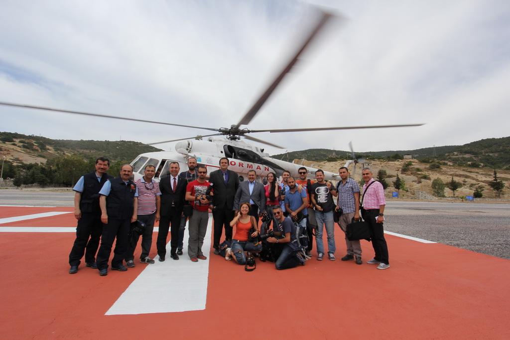 VeyselEroglu's tweet photo. İzmir'de geçmiş yıllarda orman yangınlarından zarar gören ve yeniden ağaçlandırılan alanları havadan inceledik. http://t.co/JJjRUUcJRu