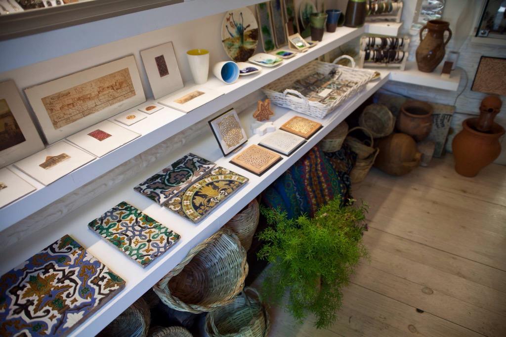 AlArtesania's tweet photo. http://t.co/rnwRFCVCAZ Buenas tardes.  #Granada #alhambra #andalucia #handmade #handpainted #geometry #arabic #art http://t.co/64uJajv23M