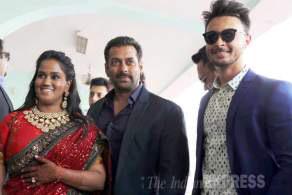 _BeingArmaan's tweet photo. #RevealBBFirstLook
Inside Picture: Salman Khan arrives in Mandi for sister Arpita Khan Sharma’s wedding reception - http://t.co/2N0CZvYCKl