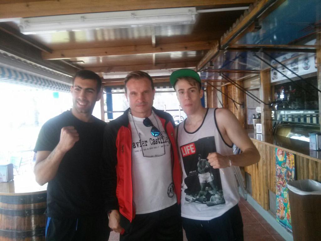 Hispaboxing's tweet photo. Un gran campeón con dos futuros campeones @Hispaboxing @johncarterboxeo @jameschipunet @manolo_alcon http://t.co/wGgjww4zZr