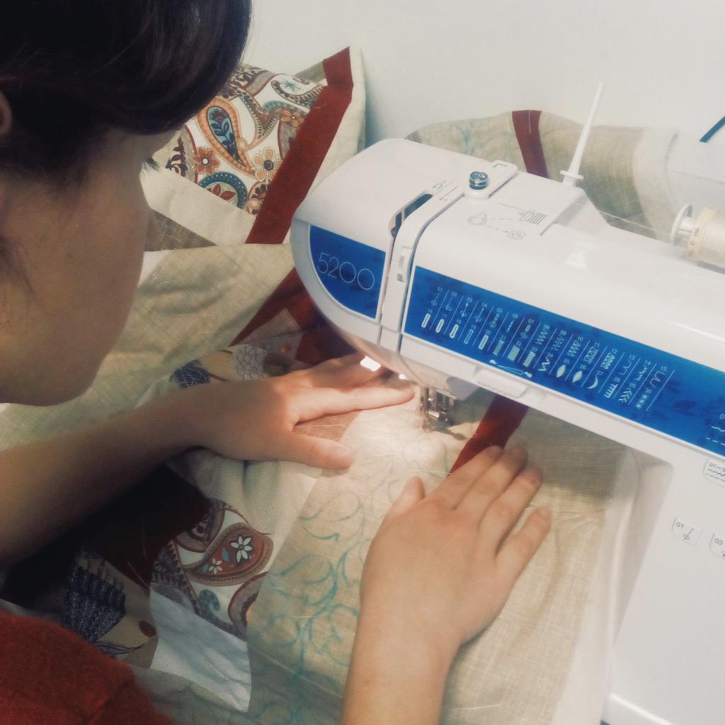 gemmapatchvalls's tweet photo. La Tati Ayala no para! Està #encoixinant a màquina manual el #quilt que li fa per la seva germana 👭✨ #gemmapatch http://t.co/ZL3D8ffdau
