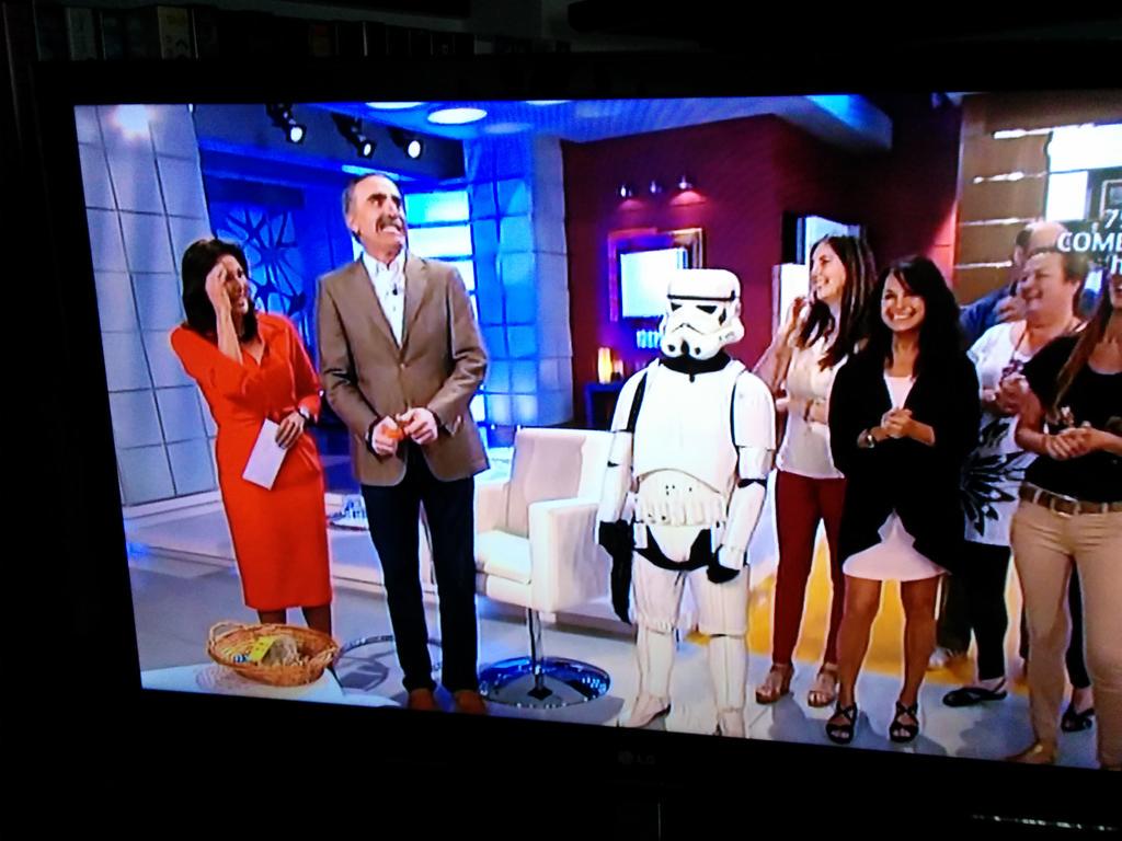 Axtronight's tweet photo. Un Stormtrooper en el programa de Juan y Medio. Llévame pronto Señor, ya estoy listo. http://t.co/qC8ApmyzMK