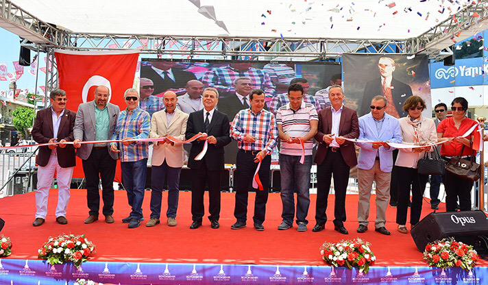 Belediyeler's tweet photo. @izmirbeltr @izmirbld @bskazizkocaoglu Seferihisar Kültür Merkezi ve Meydan Projesi'nin açılışını yaptı. http://t.co/6T8cGEUaI8
