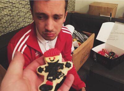 ToPasfood's tweet photo. @tylerrjoseph sad strawberry http://t.co/6oOgDgouOo